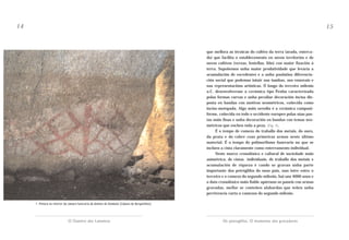 14

15

que mellora as técnicas do cultivo da terra (arada, estercado) que facilita o establecemento en novos territorios e de
novos cultivos (verzas, lentellas, liño) con maior fixación á
terra. Supoñemos unha maior produtividade que levaría a
acumulación de excedentes e a unha paulatina diferenciación social que podemos intuír nas tumbas, nos enxovais e
nas representacións artísticas. Ó longo do terceiro milenio
a.C. desenvolverase a cerámica tipo Penha caracterizada
polas formas curvas e unha peculiar decoración incisa disposta en bandas con motivos xeométricos, coñecida como
inciso-metopada. Algo máis serodia é a cerámica campaniforme, coñecida en todo o occidente europeo polas súas pastas máis finas e unha decoración en bandas con temas xeométricos que enchen toda a peza. (Fig. 2).
É o tempo de comezo do traballo dos metais, do ouro,
da prata e do cobre coas primeiras armas neste último
material. É o tempo do polimorfismo funerario no que se
inclúen a cista claramente como enterramento individual.
Neste marco cronolóxico e cultural de sociedade máis
asimétrica, de cistas individuais, de traballo dos metais e
acumulación de riqueza é cando se gravan unha parte
importante dos petróglifos do noso país, nun intre entre o
terceiro e o comezo do segundo milenio, hai uns 4000 anos e
o dato cronolóxico máis fiable apórtano os paneis con armas
gravadas, mellor se conteñen alabardas que teñen unha
pervivencia curta a comezos do segundo milenio.
1- Pintura no interior da cámara funeraria do dolmen de Dombate (Cabana de Bergantiños)

O Outeiro dos Lameiros

Os petroglifos. O momento dos gravadores

 