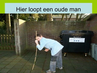 Hier loopt een oude man 