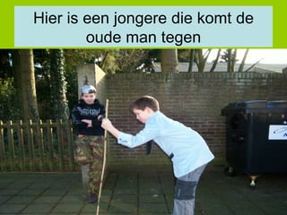 Hier is een jongere die komt de oude man tegen 