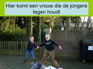 Hier komt een vrouw die de jongere tegen houdt 