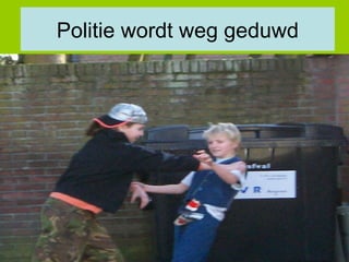 Politie wordt weg geduwd 