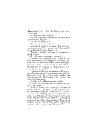 Mas normalmente a minha mãe dizia mesmo «sim».
E ficava a rir.
   – A minha mãe disse que podes.
   – Ah é? – ele pareceu surpreendido. – E a que horas
é que vocês vão almoçar?
   – Ao meio-dia e meia, Jika.
   – Então vou pedir na minha mãe.
   Deixei a porta aberta. O Jika devia voltar sem demo-
ra quase nenhuma. Gritou contente, cá de baixo, na di-
recção da janela do quarto da mãe dele:
   – Maaaaãe, a tia Sita me convidou pra almoçar na ca-
sa dela. Posso?
   – Podes. Mas vem mudar essa camisa suada.
   O Jika deu uma esquindiva, fingiu que já tinha mu-
dado, veio a correr numa transpiração respirada. Con-
tente. Olhos do miúdo que ele era. Fosse o melhor pro-
grama da semana dele. E eu, mesmo miúdo candengue,
fiquei a pensar nas razões do Jika não gostar nada de al-
moçar na própria casa dele.
   O Jika estava habituado a muita gasosa. Nesse tem-
po, se houvesse gasosa na minha casa era para dividir.
Como nós éramos três, eu e duas irmãs, quando o Jika
vinha almoçar, até a divisão corria melhor. Ele por vezes
queria fugir desse ritual:
   – Tia Sita, posso beber uma gasosa sozinho?
   – Sozinho, bebes na tua casa – a minha mãe respon-
deu. – Aqui divide-se.
   Depois do almoço, o Jika disse que ia à casa dele
buscar «uma coisa». Eu fiquei à espera, no portão aber-
to. Prometeu não demorar. Voltou com a tal coisa es-
condida debaixo do braço, e entrámos rapidamente na
minha casa. Subimos ao primeiro andar, fomos até ao
quarto da minha irmã Tchi, e saltámos da varanda para
uma espécie de telhado. Aproximámo-nos da berma. Lá
em baixo estava a relva verde do jardim. O Jika abriu
um muito, muito pequenino guarda-chuva azul.

12
 