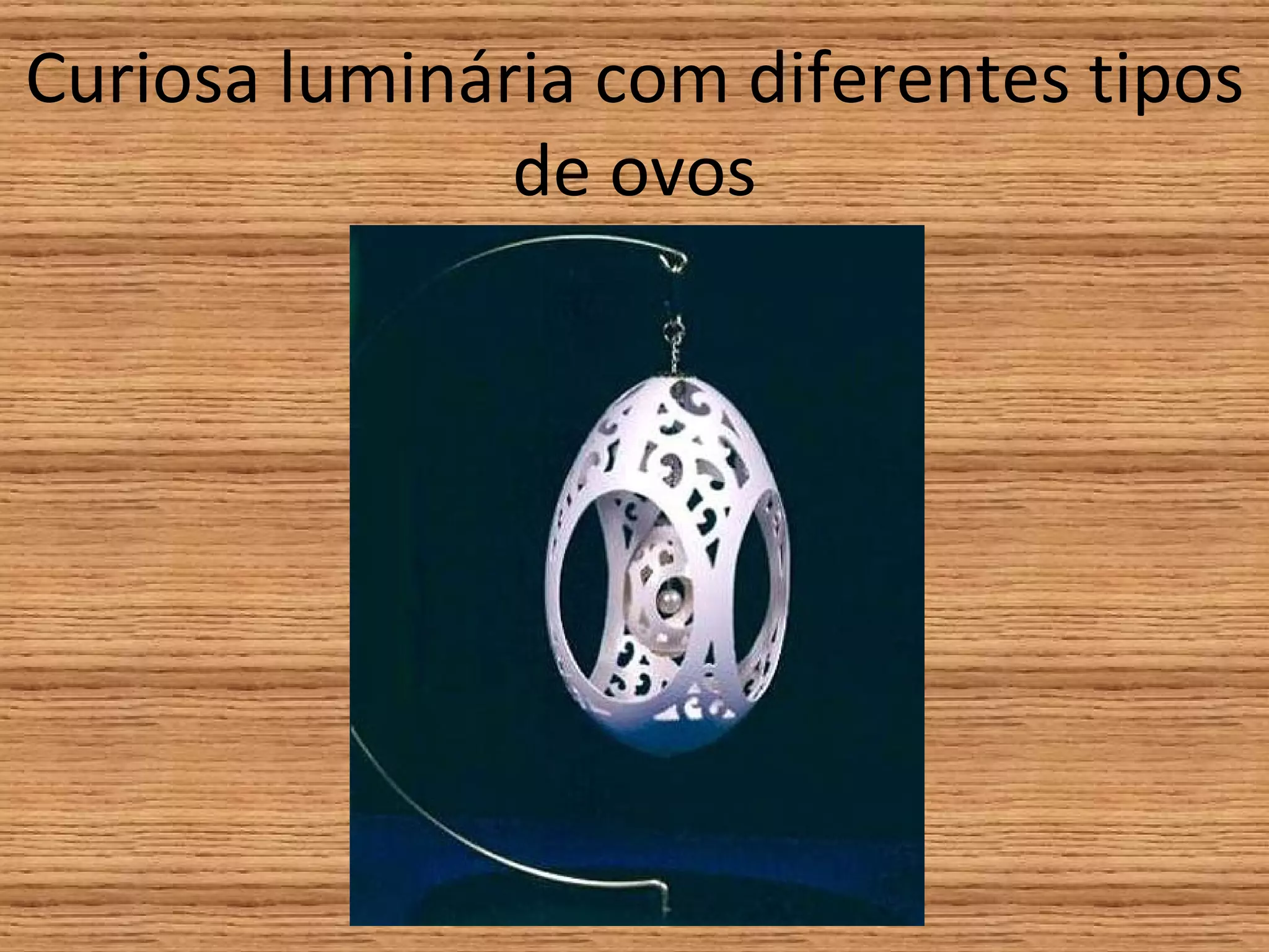 Curiosa luminária com diferentes tipos de ovos 
