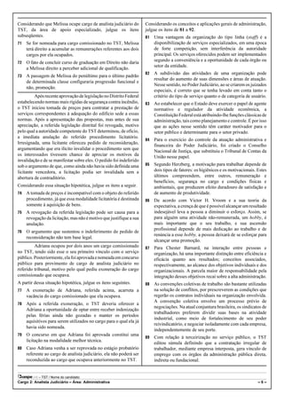 Considerando que Melissa ocupe cargo de analista judiciário do       Considerando os conceitos e aplicações gerais de administração,
TST, da área de apoio especializado, julgue os itens                 julgue os itens de 81 a 92.
subseqüentes.                                                        81   Uma vantagem da organização do tipo linha (staff) é a
71   Se for nomeada para cargo comissionado no TST, Melissa               disponibilização de serviços especializados, em uma época
     terá direito a acumular as remunerações referentes aos dois          de forte competição, sem interferência da autoridade
     cargos por ela ocupados.                                             principal. Os serviços oferecidos podem ser implementados
                                                                          segundo a conveniência e a oportunidade de cada órgão ou
72   O fato de concluir curso de graduação em Direito não daria
                                                                          setor da entidade.
     a Melissa direito a perceber adicional de qualificação.
                                                                     82   A subdivisão das atividades de uma organização pode
73   A passagem de Melissa do penúltimo para o último padrão
                                                                          resultar do aumento de suas dimensões e áreas de atuação.
     de determinada classe configuraria progressão funcional e
                                                                          Nesse sentido, no Poder Judiciário, ao se criarem os juizados
     não, promoção.
                                                                          especiais, é correto que se tenha levado em conta tanto o
          Após recente aprovação de legislação no Distrito Federal        critério do tipo de serviço quanto o de categoria de usuário.
estabelecendo normas mais rígidas de segurança contra incêndio,      83   Ao estabelecer que o Estado deve exercer o papel de agente
o TST iniciou tomada de preços para contratar a prestação de              normativo e regulador da atividade econômica, a
serviços correspondentes à adequação do edifício sede a essas             Constituição Federal está atribuindo-lhe funções clássicas de
normas. Após a apresentação das propostas, mas antes de sua               administração, tais como planejamento e controle. É por isso
apreciação, a referida legislação distrital foi revogada, motivo          que as ações nesse sentido têm caráter motivador para o
pelo qual a autoridade competente do TST determinou, de ofício,           setor público e determinante para o setor privado.
a imediata anulação do referido procedimento licitatório.
                                                                     84   Para o exercício do controle da atuação administrativa e
Irresignada, uma licitante ofereceu pedido de reconsideração,
                                                                          financeira do Poder Judiciário, foi criado o Conselho
argumentando que era ilícito invalidar o procedimento sem que
                                                                          Nacional de Justiça, que substituiu o Tribunal de Contas da
os interessados tivessem chance de apreciar os motivos da                 União nesse papel.
invalidação e de se manifestar sobre eles. O pedido foi indeferido
sob o argumento de que, como ainda não havia sido definida uma       85   Segundo Herzberg, a motivação para trabalhar depende de
licitante vencedora, a licitação podia ser invalidada sem a               dois tipos de fatores: os higiênicos e os motivacionais. Estes
abertura de contraditório.                                                últimos compreendem, entre outros, remuneração e
                                                                          benefícios, segurança no cargo e condições físicas e
Considerando essa situação hipotética, julgue os itens a seguir.          ambientais, que produzem efeito duradouro de satisfação e
74   A tomada de preços é incompatível com o objeto do referido           de aumento de produtividade.
     procedimento, já que essa modalidade licitatória é destinada    86   De acordo com Victor H. Vroom e a sua teoria da
     somente à aquisição de bens.                                         expectativa, a crença de que é possível alcançar um resultado
75   A revogação da referida legislação pode ser causa para a             indesejável leva a pessoa a diminuir o esforço. Assim, se
     revogação da licitação, mas não é motivo que justifique a sua        para alguém uma atividade não-remunerada, um hobby, é
     anulação.                                                            mais importante que o seu trabalho, e sua ascensão
                                                                          profissional depende de mais dedicação ao trabalho e de
76   O argumento que sustentou o indeferimento do pedido de
                                                                          renúncia a esse hobby, a pessoa deixará de se esforçar para
     reconsideração não tem base legal.
                                                                          alcançar uma promoção.
         Adriana ocupou por dois anos um cargo comissionado          87   Para Chester Barnard, na interação entre pessoas e
no TST, tendo sido esse o seu primeiro vínculo com o serviço              organização, há uma importante distinção entre eficiência e
público. Posteriormente, ela foi aprovada e nomeada em concurso           eficácia quanto aos resultados; conceitos associados,
público para provimento de cargo de analista judiciário no                respectivamente, ao alcance dos objetivos individuais e dos
referido tribunal, motivo pelo qual pediu exoneração do cargo             organizacionais. A parcela maior de responsabilidade pela
comissionado que ocupava.                                                 integração desses objetivos recai sobre a alta administração.
A partir dessa situação hipotética, julgue os itens seguintes.       88   As convenções coletivas de trabalho são bastante utilizadas
77   A exoneração de Adriana, referida acima, acarreta a                  na solução de conflitos, por prescreverem as condições que
     vacância do cargo comissionado que ela ocupava.                      regerão os contratos individuais na organização envolvida.
                                                                          A convenção coletiva envolve um processo prévio de
78   Após a referida exoneração, o TST deveria oferecer a
                                                                          negociações. Na atual conjuntura brasileira, os sindicatos de
     Adriana a oportunidade de optar entre receber indenização
                                                                          trabalhadores preferem dividir suas bases na atividade
     pelas férias ainda não gozadas e manter os períodos
                                                                          industrial, como meio de fortalecimento de seu poder
     aquisitivos para serem utilizados no cargo para o qual ela já
                                                                          reivindicatório, e negociar isoladamente com cada empresa,
     havia sido nomeada.
                                                                          independentemente de seu porte.
79   O concurso em que Adriana foi aprovada constitui uma
                                                                     89   Com relação à terceirização no serviço público, o TST
     licitação na modalidade melhor técnica.
                                                                          editou súmula definindo que a contratação irregular de
80   Caso Adriana venha a ser reprovada no estágio probatório             trabalhador, mediante empresa interposta, gera vínculo de
     referente ao cargo de analista judiciário, ela não poderá ser        emprego com os órgãos da administração pública direta,
     reconduzida ao cargo que ocupava anteriormente no TST.               indireta ou fundacional.


           – TST / Nome do candidato:
Cargo 2: Analista Judiciário – Área: Administrativa                                                                                –6–
 