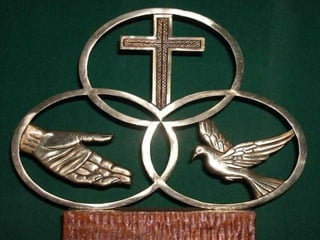 No Evangelho,
 Jesus envia

 os discípulos

 em Missão
 para pregar

 o Evangelho e

 Batizar em nome

 da TRINDADE.

         (Mt 28,16-20)

O texto descreve
     o encontro final
   entre Jesus e os
      discípulos.
Nele aparece
 uma fórmula trinitária
 