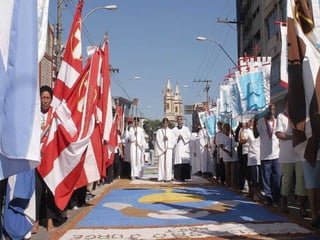 A Aliança do Amor
Esta nova Aliança, selada
com o sangue de Cristo,
supõe uma relação nova
entre os homens e Deus:
     a religião do amor.
Agora podemos compreender
     que Deus é amor.
   Agora podemos estar
  seguros de uma coisa:
  que Deus é "aquele que
  nos ama sem medida".
Agora devemos compreender
     que o cristianismo,
     que vem de Cristo,
    é a religião do amor,
da caridade, da solidariedade.
 
