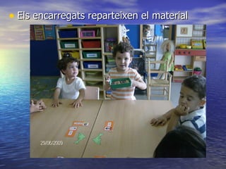 Els encarregats reparteixen el material  