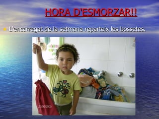 HORA D'ESMORZAR!! L'encarregat de la setmana reparteix les bossetes. 