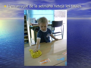 L'encarregat de la setmana neteja les taules. 