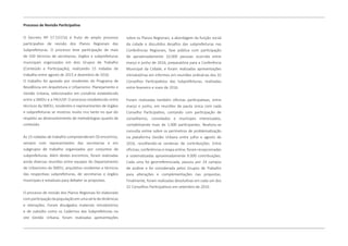 Processo de Revisão Participativa
O Decreto Nº 57.537/16 é fruto de amplo processo
participativo de revisão dos Planos Regionais das
Subprefeituras. O processo teve participação de mais
de 550 técnicos de secretarias, órgãos e subprefeituras
municipais organizados em dois Grupos de Trabalho
(Conteúdo e Participação), realizando 15 rodadas de
trabalho entre agosto de 2015 e dezembro de 2016.
O trabalho foi apoiado por residentes do Programa de
Residência em Arquitetura e Urbanismo: Planejamento e
Gestão Urbana, selecionados em convênio estabelecido
entre a SMDU e a FAUUSP. O processo estabelecido entre
técnicos da SMDU, residentes e representantes de órgãos
e subprefeituras se mostrou muito rico tanto no que diz
respeito ao desenvolvimento de metodologias quanto de
conteúdo.
As 15 rodadas de trabalho compreenderam 50 encontros,
sempre com representantes das secretarias e em
subgrupos de trabalho organizados por conjuntos de
subprefeituras. Além destes encontros, foram realizadas
ainda diversas reuniões entre equipes do Departamento
de Urbanismo da SMDU, arquitetos residentes e técnicos
das respectivas subprefeituras, de secretarias e órgãos
municipais e estaduais para debater as propostas.
O processo de revisão dos Planos Regionais foi elaborado
comparticipaçãodapopulaçãoemumasériededinâmicas
e interações. Foram divulgados materiais introdutórios
e de subsídio como os Cadernos das Subprefeituras no
site Gestão Urbana, foram realizadas apresentações
sobre os Planos Regionais, a abordagem da função social
da cidade e discutidos desafios das subprefeituras nas
Conferências Regionais, fase pública com participação
de aproximadamente 10.000 pessoas ocorrida entre
março e junho de 2016, preparatória para a Conferência
Municipal da Cidade, e foram realizadas apresentações
introdutórias em informes em reuniões ordinárias dos 32
Conselhos Participativos das Subprefeituras, realizadas
entre fevereiro e maio de 2016.
Foram realizadas também oficinas participativas, entre
março e junho, em reuniões de pauta única com cada
Conselho Participativo, contando com participação de
conselheiros, convidados e munícipes interessados,
contabilizando mais de 1.000 participantes. Realizou-se
consulta online sobre os perímetros de problematização
na plataforma Gestão Urbana entre julho e agosto de
2016, recolhendo-se centenas de contribuições. Entre
oficinas, conferências e mapa online, foram recepcionadas
e sistematizadas aproximadamente 9.000 contribuições.
Cada uma foi georreferenciada, passou por 19 campos
de análise e foi considerada pelos Grupos de Trabalho
para alterações e complementações nas propostas.
Finalmente, foram realizadas devolutivas em cada um dos
32 Conselhos Participativos em setembro de 2016.
 
