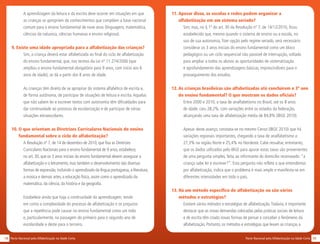 1918 Pacto Nacional pela Alfabetização na Idade CertaPacto Nacional pela Alfabetização na Idade Certa
A aprendizagem da leitura e da escrita deve ocorrer em situações em que
as crianças se apropriem de conhecimentos que compõem a base nacional
comum para o ensino fundamental de nove anos (linguagens, matemática,
ciências da natureza, ciências humanas e ensino religioso).
9. Existe uma idade apropriada para a alfabetização das crianças?
Sim, a criança deverá estar alfabetizada ao final do ciclo de alfabetização
do ensino fundamental, que, nos termos da Lei nº 11.274/2006 (que
ampliou o ensino fundamental obrigatório para 9 anos, com início aos 6
anos de idade), se dá a partir dos 8 anos de idade.
As crianças têm direito de se apropriar do sistema alfabético de escrita e,
de forma autônoma, de participar de situações de leitura e escrita.Aquelas
que não sabem ler e escrever textos com autonomia têm dificuldades para
dar continuidade ao processo de escolarização e de participar de várias
situações extraescolares.
10. O que orientam as Diretrizes Curriculares Nacionais do ensino
fundamental sobre o ciclo de alfabetização?
A Resolução nº 7, de 14 de dezembro de 2010, que fixa as Diretrizes
Curriculares Nacionais para o ensino fundamental de 9 anos, estabelece,
no art. 30, que os 3 anos iniciais do ensino fundamental devem assegurar a
alfabetização e o letramento, mas também o desenvolvimento das diversas
formas de expressão, incluindo o aprendizado da língua portuguesa, a literatura,
a música e demais artes, a educação física, assim como o aprendizado da
matemática, da ciência, da história e da geografia.
Estabelece ainda que haja a continuidade da aprendizagem, tendo
em conta a complexidade do processo de alfabetização e os prejuízos
que a repetência pode causar no ensino fundamental como um todo
e, particularmente, na passagem do primeiro para o segundo ano de
escolaridade e deste para o terceiro.
11. Apesar disso, as escolas e redes podem organizar a
alfabetização em um sistema seriado?
Sim; mas, no § 1º do art. 30 da Resolução nº 7, de 14/12/2010, ficou
estabelecido que, mesmo quando o sistema de ensino ou a escola, no
uso de sua autonomia, fizer opção pelo regime seriado, será necessário
considerar os 3 anos iniciais do ensino fundamental como um bloco
pedagógico ou um ciclo sequencial não passível de interrupção, voltado
para ampliar a todos os alunos as oportunidades de sistematização
e aprofundamento das aprendizagens básicas, imprescindíveis para o
prosseguimento dos estudos.
12. As crianças brasileiras são alfabetizadas até concluírem o 3º ano
do ensino fundamental? O que mostram os dados oficiais?
Entre 2000 e 2010, a taxa de analfabetismo no Brasil, até os 8 anos
de idade, caiu 28,2%, com variações entre os estados da federação,
alcançando uma taxa de alfabetização média de 84,8% (IBGE 2010).
Apesar deste avanço, constata-se no mesmo Censo (IBGE 2010) que há
variações regionais importantes, chegando a taxa de analfabetismo a
27,3% na região Norte e 25,4% no Nordeste. Cabe ressaltar, entretanto,
que os dados utilizados pelo IBGE para apurar estas taxas são provenientes
de uma pergunta simples, feita ao informante do domicílio recenseado: “a
criança sabe ler e escrever?”. Esta pergunta não reflete o que entendemos
por alfabetização, indica que o problema é mais amplo e manifesta-se em
diferentes intensidades em todo o país.
13. Há um método específico de alfabetização ou são vários
métodos e estratégias?
Existem vários métodos e estratégias de alfabetização.Todavia, é importante
destacar que as novas demandas colocadas pelas práticas sociais de leitura
e de escrita têm criado novas formas de pensar e conceber o fenômeno da
alfabetização. Portanto, os métodos e estratégias que levam as crianças a
 
