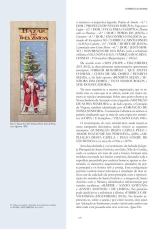 270
o número e a respectiva legenda: Profecia de Simeão - «1.ª /
DOR / PROFECIA DO VELHO SIMEÃO»; Fuga para o
Egipto - «2.ª / DOR / FUGA PARA O EGIPTO»; Menino
entre os Doutores - «3.ª / DOR / PERDA DE JESUS»; o
Encontro - «4.ª / DOR / ENCONTRO COM JESUS» (as-
sinado «F. Gonçalves 963 / FABRICA CARVALHINHO
– GAIA»); Calvário - «5.ª / DOR / MORTE DE JESUS»;
Lamentação sobre Cristo Morto - «6.ª / DOR / JESUS MOR-
TO / NOS BRAÇOS DE SUA MÃE» (com a referência
à fábrica «VILA NOVA GAIA / FÁBRICA DO CARVA-
LHINHO - F. Gonçalves (Reprodução) / 1963»)6
.
De acordo com o SIPA (FILIPE e FIGUEIREDO,
2011-2012), as duas primeiras representações apresentam
inscrições: «VIRGEM DOLOROSA / QUE AFLITA
CHORAIS / CHEIA DE MIL DORES / BENDITA
SEJAIS», e, do lado oposto, «BENDITA SEJAIS / SE-
NHORA DAS DORES / OUVI NOSSOS ROGOS /
MÃE DOS PECADORES».
Na nave mantém-se a mesma organização, que se ar-
ticula com os vãos que aí se abrem, sendo em maior nú-
mero as secções ornamentais. Sobre uma porta observa-se
Nossa Senhora da Assunção com a legenda «ASSUMÇÃO
DE NOSSA SENHORA» e, do lado oposto, a Coroação
da Virgem, também identificada por «COROAÇÃO DE
NOSSA SENHORA». A assinatura é idêntica em ambos os
painéis, sinalizando que se trata de uma cópia dos anterio-
res: «CÓPIA / F. Gonçalves / VILA NOVA GAIA 1981».
O revestimento do arco triunfal deve ainda inserir-se
nesta campanha decorativa, sendo visíveis as seguintes
inscrições: «FUNDAÇÃO DESTA CAPELA PELO /
ABADE INÁCIO DE M.S. PIMENTEL», «JHS», «AM-
PLIAÇÃO DESTA CAPELA / PELO CONDE DE
SÃO BENTO» e os anos de «1766» e «1879».
Sem data definida é o revestimento da fachada da Igre-
ja Paroquial de Santo Estêvão, em Gião (Vila do Conde),
onde os azulejos em tons de azul e branco formam uma
moldura recortada nos limites exteriores, deixando toda a
superfície preenchida por azulejos brancos, apenas se des-
tacando os elementos arquitectónicos simulados da por-
ta principal e os festões sob a cornija. Esta configuração
permite conferir maior relevância à simulação de dois ni-
chos, um de cada lado da porta principal, com a represen-
tação do martírio de Santo Estêvão e a imagem de Santo
António com o Menino, identificados inferiormente por
cartelas rectilíneas: «MÁRTIR / SANTO ESTÊVÃO»
e «SANTO ANTÓNIO / DE LISBOA». No primeiro
pode ainda ler-se a referência à fábrica: «FÁBRICA CAR-
VALHINHO» (FIGUEIREDO, 2012b). No frontão re-
presenta-se, sobre a janela e por entre nuvens, dois anjos
em Adoração ao Santíssimo, sendo visível entre ambos um
altar onde está pousada uma cruz com um Agnus Dei.
(6) -Sobre esta capela e legendas do revestimento azulejar
ver FILIPE e FIGUEIREDO, 2011-2012.
Foto 6 - Bazar dos Três Vinténs, Porto. Foto de Fran-
cisco Queiroz /IPC.
PATRIMÓNIO DE GAIA NO MUNDO
 