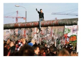 • Попладнето, на историскиот 9 ноември 1989 година, во Источен Берлин, во
крајно напната атмосфера, се одржува прес конфер...