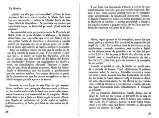 La Madre 
¿Quién era ella para la comunidad? ¿Cómo la deno­minaban? 
No sería con el nombre de María. Este nom­bre 
era tan común...: María de Cleofás, María de San­tiago, 
María la Magdalena... Se precisaba un nombre que 
especificara mejor su identidad personal. ¿Cuál sería ese 
nombre? 
La comunidad vivía permanentemente la Presencia del 
Señor Jesús. A Jesús dirigían la alabanza y la súplica. 
Ahora bien, una comunidad que vive con Jesús y en Je­sús, 
¿cómo habría de identificar o denominar a aquella 
mujer? La respuesta cae de su propio peso: era la Ma­dre 
de Jesús. Así también se expresa siempre el evangelio. 
Mas, en realidad, María era más que la madre de Je­sús. 
Era también la madre de Juan. Y era también —¿por 
qué no?— la madre de todos los discípulos. ¿No era 
ése el encargo que ella recibió de los labios del Reden­tor 
moribundo? Entonces era simplemente La Madre a 
secas, sin especificación adicional. Tenemos la impre­sión 
de que, desde el primer momento, María fue identi­ficada 
y diferenciada con esa función y posiblemente 
por ese precioso nombre. Esto parece deducirse a partir 
de la denominación que los cuatro evangelistas le dan a 
María siempre que ella aparece en escena. 
Veremos en otro lugar de este libro de qué manera 
Jesús, mediante una pedagogía desconcertante y doloro-sa, 
fue conduciendo a María desde una maternidad mera­mente 
humana a una maternidad en fe y espíritu. María 
había dado a luz a Jesús en Belén, según la carne. Ahora 
que llegaba el nacimiento de Jesús según el espíritu 
—Pentecostés—, el Señor precisaba de una madre en el 
Espíritu. 
28 
Y así Jesús fue preparando a María, a través de una 
transformación evolutiva, para esa función espiritual. De­bido 
a eso, Jesús aparece muchas veces en el evangelio 
como subestimando la maternidad meramente humana. 
Y llegado Pentecostés, María ya estaba preparada, ya era 
la Madre en el Espíritu; y aparece presidiendo y dando a 
luz aquella primera y pequeña célula de los Doce que ha­brían 
de constituir el Cuerpo de la Iglesia. 
María, según aparece en los evangelios, nunca fue una 
mujer pasiva o alienada. Ella cuestionó la proposición del 
ángel (Le 1,34). Por sí misma tomó la iniciativa y se fue 
rápidamente, cruzando montañas, para ayudar a Isabel 
en los últimos meses de gestación y en los días del par­to 
(Le 1,39 ss). En la gruta de Belén ella, ella sola, se de­fendió 
para el complicado y difícil momento de dar a 
luz (Le 2,7). ¿Qué vale, para ese momento, la compañía 
de un varón? 
Cuando se perdió el niño, la Madre no quedó para­da 
y cruzada de brazos. Tomó rápidamente la primera 
caravana, subió de nuevo a Jerusalén, recorrió y remo­vió 
cielo y tierra, durante tres días, buscándolo (Le 2,46). 
En las bodas de Cana, mientras todo el mundo se diver­tía, 
sólo ella estaba atenta. Se dio cuenta de que faltaba 
vino. Tomó la iniciativa y, sin molestar a nadie, ella mis­ma 
quiso solucionarlo todo, delicadamente. Y consiguió 
la solución. 
En un momento determinado, cuando decían que la 
salud de Jesús no era buena, se presentó en la casa de 
Cafarnaúm para llevárselo, o por lo menos para cuidarlo 
(Me 3,21). En el Calvario, cuando ya todo estaba consu­mado 
y no había nada que hacer, entonces sí, ella quedó 
quieta, en silencio (Jn 19,25). 
29 
 