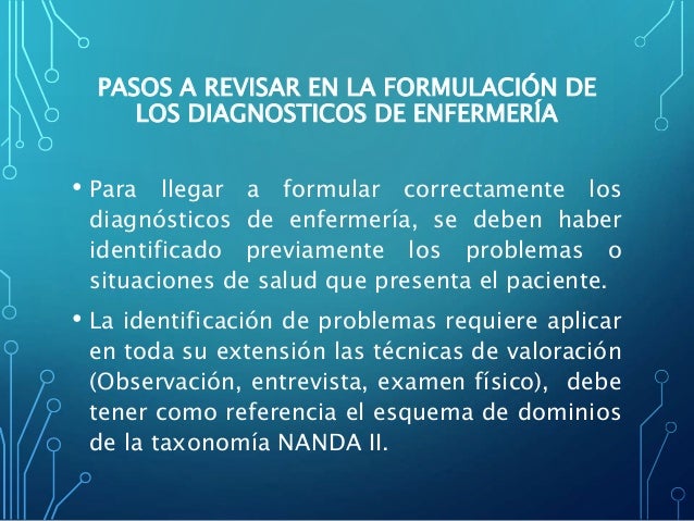 Los dolores vivos en el cuello y los hombros de la causa el tratamiento