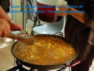 Quan ja estigui reposant, tirar la llauna de
pebrot vermell pelat. Trossejar directament

 