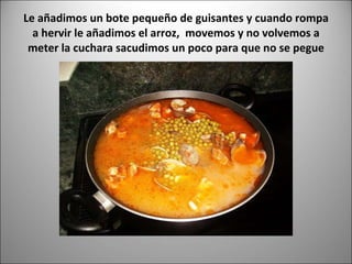 Le añadimos un bote pequeño de guisantes y cuando rompa a hervir le añadimos el arroz,  movemos y no volvemos a meter la cuchara sacudimos un poco para que no se pegue 