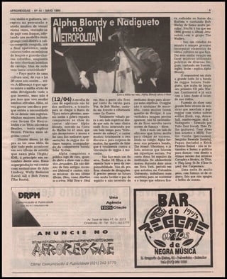AFROREGGAE - N9 15 - MAIO 1995

cou violão e guitarra, arrepiou na percussão e
ainda mudou de visual
várias vezes, vestindo-se
de pajé com fraque, adotando um modelito mais
grunge com direito a calça comprida rasgada, até
o final apoteótico, onde
colocou todos os músicos
de lençóis e guarda-chuvas coloridos, enquanto
do teto choviam latinhas
de cerveja. Mas de onde
vem tanta criatividade?
- Faço parte de uma
cultura oral, de rua e há
20 anos sou assim... ativo. A diferença é que agora existe a mídia atrás de
mim divulgando tudo o
que invento, mas não é
por isso que vou mudar (12/04) A escolha da
minhas atitudes. Aliás, só casa de espetáculo não foi
vou gravar um disco por- das melhores, o trânsito
que existe a necessidade para se chegar à Barra da
de se deixar um registro. Tíjuca estava péssimo, mesMinhas maiores influên- mo assim a galera regueira
cias foram Os Hercu- compareceu ao show do
lóides e os Titãs são meus cantor africano Alpha
na Costa
Beatles. - tenta explicar Blondy, nascido anos, que
do Marfim há 41
Brown. Precisa mais al- não decepcionou a massa e
guma coisa?
fez uma das melhores apreDiante disso, já dá sentações de reggae dos úlpra se ter uma idéia de timos tempos, acompanhaque tudo pode acontecer do da competente banda
em seu álbum de estréia Sofar System.
Alpha conquistou o
que sairá pela Virgin/
público logo de cara, quanEMI, á princípio em setembro deste ano. Essa do abriu o show com o clássuperprodução vai contar sico Jerusalém. Ele não deicom assinaturas de Arto xou de fora antigos sucessos (Adonai) e cantou váriLindsay, Wally Badaron as músicas do seu último
CLevel 42) e Bob Power álbum, Dieu, como Abortíon
(The Roots).
ís a crime, WüdTime e Heol

Com a bíblia na mão, Alpha Blondy abriu o show

me. Mas o ponto alto ficou nenhuma droga para alcanpor conta da versão para çar estes objetivos. O reggae
Wdr, de Bob Marley, canta- não é sinônimo de macoda em francês e rebatizada nha, como muitos fazem
questão de divulgar. A sua
como La Guerre.
Totalmente voltado pa- verdadeira imagem precisa
ra o seu lado espiritual des- aparecer, não há necessidade que saiu de uma clínica de de ficar envolta nesta
onde ficou internado por nuvem de fumaça - disse.
Este é mais um lado do
um bom tempo para "tratamento de cabeça", o cantor africano que lutou muito
mudou totalmente o seu para chegar ao sucesso.
discurso e, para surpresa de Ainda no colégio, Alpha formuitos, faz questão de falar mou sua primeira banda,
que é totalmente contra a The Atomic Vibrations, e já
vinculação do reggae ã ma- fazia músicas que falavam
em injustiças sociais. Por
conha.
- Não faço mais uso da conta disso foi expulso da
erva. Tenho 12 filhos e de instituição. Na adolescência
repente bate o peso da res- morou durante dois anos
ponsabilidade. Não.dá pra em Nova York, período em
ficar vivendo de divagações. que estudou na Columbia
É preciso pensar no futuro University, trabalhava num
com muita lucidez e paz de escritório para se sustentar
espírito e não necessito de e o tempo que sobrava fica-

Uma
Agência
(iltiaaCriacão

■municação & Publicidade
CGC 00 417 096/0001-98

va rodando os bares do
Harlem e cantando Bob
Marley de forma muito peculiar. Não foi ã toa que em
1986 gravou o álbum Jerusalém com o grupo The
Wailers.
- Sou um cidadão do
mundo e sempre procurei
incorporar elementos de
várias culturas no que faço.
Daí essa minha vocação em
fazer músicas utilizando
palavras de diversas línguas, cantando em francês,
inglês, árabe - explica Alpha
Blondy.
O responsável em abrir
a grande noite foi a banda
de reggae baiana Nadegueto, que acaba de lançar
seu primeiro CD pela Warner Continental e já está
com a faixa Anoíe aí tocando nas rádios.
Fazendo do show uma
grande festa através de músicas que mesclam o popreggae com vários outros
estilos (funk, rap, dancehall, samba-reggae, ska), o
Nadegueto - formado por
Túlio Zani (vocal), Théo Filho (guitarra), Tony Alves
(sax acústico e MIDI), Tustão Cunha (percussão),
Serginho Resende (bateria),
Papau (teclado) e Erick
Firmino (baixo) - não se intimidou e botou o público
para dançar, com direito a
ótimas versões das músicas
Corações e Meníes, do Titãs,
e They Long To Be (Close to
youj, dos Carpenters.
«Uma noite de muito
peso, com fumaça só de cigarro, fato que não apagou
o brilho do evento.

.BAR.

Av. Treze de Maio 47, Gr. 2213
Cinelândia -RJ -Tel.: (021) 262-3770

H C I E

NEGRA MUSICA
[&(âD3g®Gfl®(»lsff]^

DRPM Comunicação & Publicidade (02 1) 262 3770

 