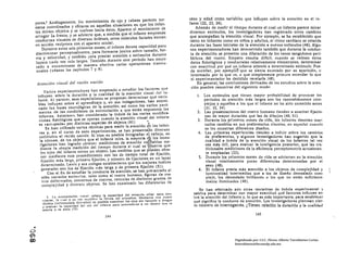 sexo y edad como variables que influyen sobre la atención en el in·
    yores. 3 Análogamente, los movimientos de ojo y cabeza parecen tor­                         fante (22, 23, 24).
    narse coordinados y eficaces en aquellas situaciones en que los infan·                          Además de medir el tiempo durante el cual un infante parece mirar
    tes miran objetos y se vuelven hacia éstos. Aparece el movimiento de                        diversos estimulas, los investigadores han registrado otros cambios
    arrugar la frente, y se advierte que, a medida que el infante emprende                      que acompañan la atención visual. Por ejemplo, se ha establecido que
    conductas visuales de diversos órdenes, otros músculos faciales entran                      tanto en infantes como en niños y adultos, el ritmo cardiaco se retarda
    en acción redproca con el aparato ocular.                     '                             durante las fases iniciales de la atención a nuevos estimulas (46). Algu·
        Duran te estos seis primeros meses, el infante denota capacidad para                    nos experimentadores han demostrado también que durante la conduc·
    discriminar perceptualrnente, para formarse juicios sobre tamaio, foro                      la de atención se presenta una dilatación de los vasos sanguíneos peri·
    ma y velocidad, Y lambién para prestar atención n estímulos durante                          féricos del rostro. Empero resulta difícil, cuando se reÍlnen estos
    lapsos cada vez más largos. También durante este perfodo han empe·                           datos fisiológicos y conductales relativamente elementales, determinar
    zado a encaminarse de manera efectiva varias operaciones visomn­                             con exactitud por qué un: infante atiende a determinado estimulo. Pue­
     nuales (véanse los capítulos 7 Y 8).                                                        de suceder, por ejemplo~ que se sienta asustado por su aparición. o
                                                                                                 Interesado por 10 que ve, o que simplemente procure entender lo que
                                                                                                 el experimentador ha decidido revelarle (48).
        Atención visual del recién nacido                                                            En general, las conclusiones derivadas de los es ludios sobre la aten­
                                                                                                 ción pueden resumirse del siguiente modo:
             Varios experimentadores han empezado a estudiar los factores que
        influyen sobre la duración y la cualidad de la atención visual del in·                      1. 	 Los estimulos que tienen mayor probabilidad de provocar los
        fante. Al parecer, esos especialistas se proponen determinar qué vario­                           perfodos de atención más largos son los razonablemente com­
        bies influyen sobre el aprendizaje y, en sus indagaciones, han exami.                             plejos y aquellos a los que el infante no ha sido sometido antes
         nado las bases neurológicas de la atención, as! como los varios pan'¡·                           (21, 22, 24).
         metros de las condiciones de esti mulación a que están expuestos los                       2. 	 Las presentaciones del rostro humano tienden a suscitar fijacio.
         infantes. Asimlsm." han considerado la índole de las varias modifica·                            nes de mayor duración que las de dibujos (48, 51).
         ciones fisiológicas que se operan cuando la atención visual, del infante                   3. 	 Durante los primeros meses de vida, los infnntes denotan mar·
         es _atrapada. por distintas especies de objetos (61).         '¡.                                cados cambios en sus preferencias vIsuales. en especial cllUlulo
              Se han utilizado varias técnicas para medir la aten'c!ón      en
                                                                            los tnfnn­                     se les muestran diferentes diseños.
         tes y, en el curso de esOs experimentos, se han presenta~lo diversos                        4, 	 Las primeras experiencias tienden a Inlluir sobre los cambIos
         estfmulos al recién nacido. SI bien es posible fotografiar fl~reflejO, en                         de preferencias, y alJunos Investigadores han sugerido que la
                                                                          co~
          la córnea, de los objetos que el infante mira, In mnyorla ,los Inves­                            cualidad e lndole de la atención visual de los Infantes tal vez
          tigadores han logrado obtener mediciones de atención             lables me­                      sea más útil, para, evaluar la inteligencia posterior, que las tra·
          diante la simple medición del tiempo durante el cual se !9tlserva que                            dicionales mediciones de la eficlencla perceptomotriz actualmen ­
           los ojos del infante miran un objeto. Las medidas que se plteden obte­                          te empleadas (23).
           ner mediante este procedimiento son las de tiempo total de fijación,                      5. 	 Durante los primeros meses de vida se advierten en la atención
           fijación más larga, primera fijación, y número de fijaciones, en un lapso                       visual relativamente pocas diferencias determinadas por el
           determinado. Lewis y sus colegas establecieron que los mejores Indices                          sexo (48).
           generales son los de fijación más larga y de primera fijación (51).                       6. 	 El Infante presta más atención a los objetos de complejidad y
               Con el fin de estudiar la conducta de atencl6n, se han pre ;entado al                        luminosidad Intermedias que a los de dlseño demasiado como
            niño variados estímulos, tales como el rostro humano. figuras de ros­                           piejo, los demasiado brillantes o los que no están suficiente·
            tros deformados, contornos de rostros, retículas ele distintos grados de                        mente iluminados (48).
            complejidad Y diversos objetos, Se han examinado las diferencias de
                                                                                                     Se han efectuado aún otras tentativas de índole experimental y
                                                                                                  te6r1ca para determinar Con mayor exactitud qué (actores Influyen so·
             l. La ncomodsdór. visual rencja la capacidad del músculo cl1lar poro con·
          traerse. lo (ual n ~1I vez mudlficn la formo del cristalino. MedlDnl!> 11.111 nueva     bre la atenclón del Infante y, lo que es más Importante, para establecer
          técnica (retlnoscopl~ dio: mIca) es posible examlnnr los ojos sIn recurrir o droc~s     qué significa la conducta de atención. Los investigadores plantean cier­
          y 'evaluar la capacidad del ojo del infllnle para acomodarse a un objeto qle ~e        to número de Interrogantes. ¿Tienen relación la duración y la cualidad
          acerca o se alela (73),
                                                                                                                                        145
                                                  144


O
    •
en
Qj                                                                                                                        Digitalizado por: I.S.C. Hèctor Alberto Turrubiartes Cerino
                                                                                                                          hturrubiartes@beceneslp.edu.mx
 