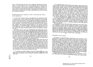 !U".c!s, características motrices y otros rasgos de conducta son suscep­
        tibles -si es que alguno lo es- de ser influidos por los diversos am­                        A un segundo grupo experimental, se le dedicó todavía más estlmu­
        bientes visuales a que el niño se encuentra expuesto al comenzar la                       lación visual y motriz de varios órdenes. No sólo se proporcionó a estos
        vida. Asimismo, sería ilustrativo establecer en qué forma pl,ledela acti­                bebés mayor manejo manual, como se había hecho con el otro grupo
        vidad motriz concomitante favorecer o contrarrestar la Influencia auto­                  experimental, sino que además se sacaron los forros de sus cunas, lo
        máticamente ejercida por las varias experiencias de) infante durante                     que les permitía observar las actividades que se desarrollaban en el
        sus primeras semanas.~                                                                   contorno. Además, se los instaló sobre colchones planos, lo cual les
                                                                                                 facilitaba mover las manos, los brazos y el tronco. En la Cuna, los
                                                                                                 barrotes y demás elementos de protección, que eran blancos, fueron
        Modificación de las respuestas visual y visomotril. por efecto                           reemplazados por otros multiCOlores. y sobre cada cuna se colgó un ob­
        de la experiencia                                                                        jeto estático especial. que contenía colores y formas contrastantes.
                                                                                                 Esos objetos permanecieron colgados desde el 37" hasta el 1240 días.
            En los años recientes, varios Investigadores han informado sobre                         Al cabo de observaciones regulares y frecuentes, se estableció que,
        los efectos que el trato inicial tiene sobre el desarrollo de animales,                 en este segundo grupo, la apariciÓn de las conductas de mirarse la
        y varios estudios publicados sobre carencias materiales contienen infe­                 mano y de gOlpear con la mano se demoraba en dos semanas y cinco
        rencias en el sentido de q(,e la cualidad de las primeras experiencias                  dfas, respectivamente. Empero, cuando comenzó la actividad visoma.
        a que el infante es sometido Influirán en forma sustancial sobre la con­                nllal, los Infantes alcanzaron la prensiÓn precisa 45 dfas antes que los
                                                                                                infantes de control.
        ducta posterior (4, 58). Brody, por ejemplo: advirtió que los infantes
        que recibían más manejo manual (tenerlos an los brazos, etcétera)                            Es probable, por lo lanto, que mayor atención por parte de los adul­
         presentaban con frecuencia mayor atención visual que aquellos que                      tos, reflejada en mayor manejo manual del Infante y en la provisión
        no recibían ese trato (11). Además, los primeros denotaban unn activi·                  de un ambiente visual más rico, permita provocar cambios mensura­
         dad visomotriz apreciablemente mayor durante las primeras semanas                      bles en las conductas visual y motriz. Al mismo tiempo, los datos re­
         de vida.                                                                               sultantes del estudio sugieren que si bien la atonción visual tiende a
             fin 1958 lie llevó a cabo una Investigación para determinar qué In.                demorar la apar{c{dn de la actividad manual, un eXCeso de estimula_
         fluencla ejerc!an diversos grados de enriquecimiento visual del ambien­                ción vIsual determina aumentos de la atención visual por parte del
         te Inicial de los Infantes. Los Invesllgadores obtuvieron datos pura In                infante, lo cual a su vez se traduce en modificaciones cualitativas y
         nbsclsll acerca de 63 infantes, con el fin de determinar el momento en                 cuantitativas de las conductas vlsomotrices en esa edad:                .
                                                                                                                           'i,r
         que se presentaba la. actividad de tender la mano dirigida visualmente
         y el momento en que se advertfa el parpadeo ante objetos que se apro­                  Percepción de las formas
         ximaban. También se representó gráficamente el lapso que duraba la
         atenci;~n visual de los infantes, así como la aparición de seguimiento
         visual y de mayor flexibilidad de acomodación (73).                                        Al parecer, la capacidad para discriminar entre diversas formas
             Después de establecer los parámetros medios para varias conductas                  geométricas se presenta en edad bastante temprana. Por ejemplo, Líng
         visuales y visomotrices, los experimentadores procuraron crear con­                    demostró, en 1941, que Infantes de seis meses pueden distinguir entre
         diciones que, a juicio de ellos, pudiesen modificar la aparición de esas               formas geométricas diferentes (53). Como refuerzos se emplearon los
         conductas en los infan tes. Un grupo de niños, empleados como control.                 estlmulos mismos, y consistieron en formas tridimensionales recubier.
          fueron dejados en ambientes bastante tranquilos. A los niños del se·                  tas de aZÚcar. Además, este Investigador comprobó que las dIscrimina­
          gundo gn.lpO, las cuidadoras les dedicaron diariamente 20 minutos adi­                ciones no eran afectadas por cambios en la disposición de las dimen­
          cionales de manejo manual, desde el sexto hasta el vlgesl¡nosexto días                siones. El experimento de Líng, empero, alcanzó seis meses de dura­
          de vida. Los cambios que se advirtieron en este gmpo consistieron en                  ciÓn, de modo que al evaluar sus conclusiones resulta dificil distinguir
          un sustancial aumento de la atenciÓn visual, así como eni una demora                  entre los efectos de la maduración y los del aprendizaje. A lo positivo
          de ocho días en la actividad de mirarse la mano.           ¡                          de las comprobaciones también contribuyó el hecho de que las formas
                                                                            1                  utilizadas eran tridimensionales. Varios experimentadores han verifica­
            4. En general. los estudios llevados a cabo con anlmllles IndlcJir. Que la actl·   do que a 10$ nlllos les resulta más fácil discrimInar entre las formAS
         vldad mOlriz concomlt~nle (por ejemplo, camlnllr cuestll IIrrlbll!íil pasar sobre     tridimensionales que entre las bidimensionales (42, 46).
         vallu) Influye poslllvl!ment~ sobre la Impronta (respuesta de segljlr.,lenlo de los       Wntson evaluó la capacidad de infantes de 15 a 20 semanas de edad
         pollo) (66).
                                                                                               para diferenciar entre cuatro orJentaclones distintas del rostro huma­
O
    •                                            148
-J                                                                                                                                  149
O



                                                                                                                     Digitalizado por: I.S.C. Hèctor Alberto Turrubiartes Cerino
                                                                                                                     hturrubiartes@beceneslp.edu.mx
 