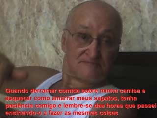 Quando derramar comida sobre minha camisa eesquecer como amarrar meus sapatos, tenha paciência comigo e lembre-se das horas que passei ensinando-o a fazer as mesmas coisas
