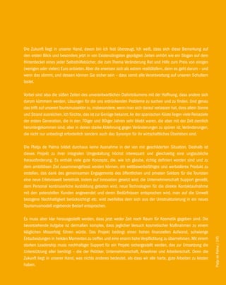 Die Zukunft liegt in unserer Hand, davon bin ich fest überzeugt. Ich weiß, dass sich diese Bemerkung auf
den ersten Blick und besonders jetzt in von Existenzängsten geprägten Zeiten anhört wie ein Slogan auf dem
Hinterdeckel eines jeder Selbsthilfebücher, die zum Thema Veränderung Rat und Hilfe zum Preis von einigen
(wenigen oder vielen) Euro anbieten. Aber die erweisen sich als extrem realitätsfern, denn es geht darum – und
wenn das stimmt, und dessen können Sie sicher sein – dass somit alle Verantwortung auf unseren Schultern
lastet.

Vorbei sind also die süßen Zeiten des unverantwortlichen Dahinträumens mit der Hoffnung, dass andere sich
darum kümmern werden, Lösungen für die uns erdrückenden Probleme zu suchen und zu finden. Und genau
das trifft auf unseren Tourismussektor zu, insbesondere, wenn man sich darauf verlassen hat, dass allein Sonne
und Strand ausreichen. Ich fürchte, das ist zur Genüge bekannt. An der spanischen Küste liegen viele Reiseziele
der ersten Generation, die in den 70iger und 80iger Jahren sehr bliebt waren, die aber mit der Zeit ziemlich
heruntergekommen sind, aber in denen starke Ablehnung gegen Veränderungen zu spüren ist, Veränderungen,
die nicht nur unbedingt erforderlich sondern auch das Synonym für ihr wirtschaftliches Überleben sind.

Die Platja de Palma bildet durchaus keine Ausnahme in der von mir geschilderten Situation. Deshalb ist
dieses Projekt zu ihrer integralen Umgestaltung höchst interessant und gleichzeitig eine unglaubliche
Herausforderung. Es enthält viele gute Konzepte, die, wie ich glaube, richtig definiert worden sind und zu
dem ambitiösen Ziel zusammengefasst werden können, ein wettbewerbsfähiges und wertvolleres Produkt zu
erstellen, das dank des gemeinsamen Engagements des öffentlichen und privaten Sektors für die Touristen
eine neue Erlebniswelt bereithält. Indem auf Innovation gesetzt wird, die Unternehmerschaft Support genießt,
dem Personal kontinuierliche Ausbildung geboten wird, neue Technologien für die direkte Kontaktaufnahme
mit den potenziellen Kunden angewendet und deren Bedürfnissen entsprochen wird, man auf die Umwelt
bezogene Nachhaltigkeit berücksichtigt etc. wird zweifellos dem sich aus der Umstrukturierung in ein neues
Tourismusmodell ergebende Bedarf entsprochen.

Es muss aber klar herausgestellt werden, dass jetzt weder Zeit noch Raum für Kosmetik gegeben sind. Die
bevorstehende Aufgabe ist dermaßen komplex, dass jeglicher Versuch kosmetischer Maßnahmen zu einem
kläglichen Misserfolg führen würde. Das Projekt bedingt einen hohen finanziellen Aufwand, schwierige
Entscheidungen in heiklen Momenten zu treffen und eine enorm hohe Verpflichtung zu übernehmen. Mit einem
                                                                                                                  Platja de Palma / 245




starken Leadership muss nachhaltiger Support für ein Projekt sichergestellt werden, das zur Umsetzung die
Unterstützung aller benötigt – die der Politiker, Unternehmerschaft, Anwohner und Arbeiterschaft. Denn die
Zukunft liegt in unserer Hand, was nichts anderes bedeutet, als dass wir alle harte, gute Arbeiten zu leisten
haben.
 