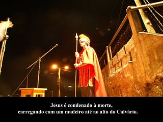 Jesus é condenado à morte,  carregando com um madeiro até ao alto do Calvário. 