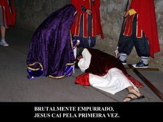 BRUTALMENTE EMPURRADO,  JESUS CAI PELA PRIMEIRA VEZ. 