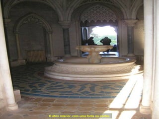 O átrio interior, com uma fonte no centro.
 