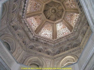 O tecto do átrio interior e varandins dos pisos superiores.
 