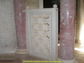 Um biombo em pedra recortada como fina renda.
 