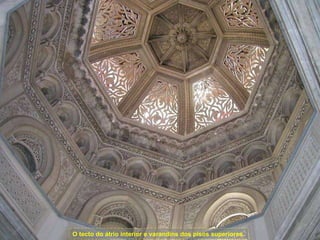 O tecto do átrio interior e varandins dos pisos superiores. 