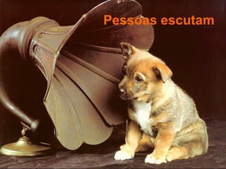 Pessoas escutam
 