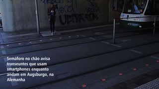 Semáforo no chão avisa
transeuntes que usam
smartphones enquanto
andam em Augsburgo, na
Alemanha
 
