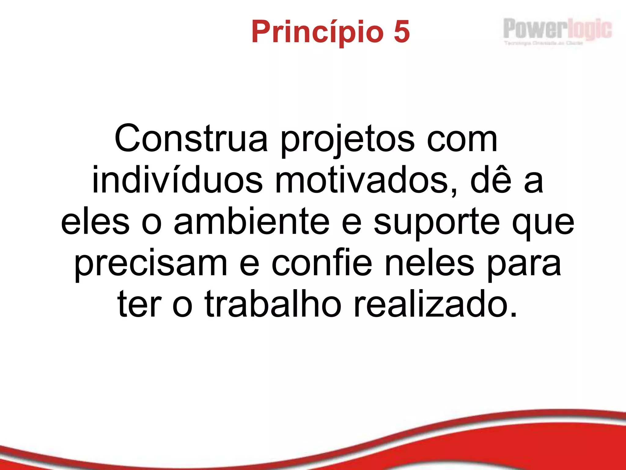 O que é o Scrum?“É um conjunto de “melhoresidéias” que um grupo de pessoasexperientesemnossaprofissãoevidenciou com o passar do anos. (...)Suaurgência, talcomo no XP e Agile emgeral, foireagir à ascenção de gurus de processo e metodologias e àsorganizações de gerência de projetos ‘emcascata’, através de umacoalisão de boas idéias”Ken Schwaber