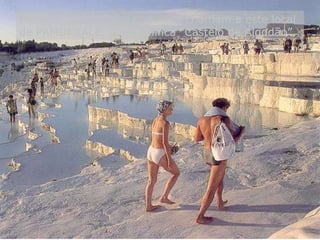 Pode-se banhar ali e os turcos chamam a este local de PAMUKKALE, que significa “Castelo de Algodão”. 