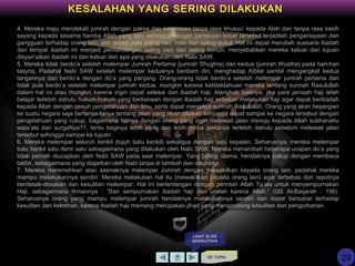 KE TOPIK
KESALAHAN YANG SERING DILAKUKAN
4. Mereka maju mendekati jumrah dengan paksa dan kekerasan tanpa rasa khusyu’ kepada Alah dan tanpa rasa kasih
sayang kepada sesama hamba Allah yang lain, sehingga dengan perlakuan kasar tersebut terjadilah penganiayaan dan
gangguan terhadap orang lain, dan terjadi pula saling caci maki dan saling pukul. Hal ini dapat merubah suasana ibadah
dan tempat ibadah ini menjadi pemandangan saling caci dan saling bunuh, menyebabkan mereka keluar dari tujuan
disyari’atkan ibadah ini dan keluar dari apa yang dilakukan oleh Nabi SAW.
5. Mereka tidak berdo’a setelah melempar Jumrah Pertama (jumrah Shughra) dan kedua (jumrah Wustha) pada hari-hari
tasyriq. Padahal Nabi SAW setelah melempar keduanya berdiam diri, menghadap Kiblat sambil mengangkat kedua
tangannya dan berdo’a dengan do’a yang panjang. Orang-orang tidak berdo’a setelah melempar jumrah pertama dan
tidak pula berdo’a setelah melempar jumrah kedua, mungkin karena ketidaktahuan mereka tentang sunnah Rasulullah
dalam hal ini atau mungkin karena ingin cepat selesai dari ibadah haji. Alangkah baiknya, jika para jamaah haji telah
belajar terlebih dahulu hukum-hukum yang berkenaan dengan ibadah haji sebelum melakukan haji agar dapat beribadah
kepada Allah dengan penuh pengetahuan dan ilmu, serta dapat mengikuti sunnah Rasulullah. Orang yang akan bepergian
ke suatu negara saja bertanya-tanya tentang jalan yang akan dilewati sehingga dapat sampai ke negara tersebut dengan
pengetahuan yang cukup, bagaimana halnya dengan orang yang ingin melewati jalan menuju kepada Allah subhanahu
wata’ala dan surgaNya??, tentu baginya lebih perlu dan lebih harus bertanya terlebih dahulu sebelum melewati jalan
tersebut sehingga sampai ke tujuan.
6. Mereka melempar seluruh kerikil (tujuh batu kerikil) sekaligus dengan satu kepalan. Seharusnya, mereka melempar
batu kerikil satu demi satu sebagaimana yang dilakukan oleh Nabi SAW. Mereka menambah beberapa ucapan do’a yang
tidak pernah diucapkan oleh Nabi SAW pada saat melempar. Yang paling utama, hendaknya cukup dengan membaca
takbir, sebagaimana yang diajarkan oleh Nabi tanpa di tambah dan dikurangi.
7. Mereka meremehkan atau seenaknya melempar Jumrah dengan mewakilkan kepada orang lain, padahal mereka
mampu melakukannya sendiri. Mereka melakukan hal itu (mewakilkan kepada orang lain) agar terbebas dari repotnya
berdesak-desakan dan kesulitan melempar. Hal ini bertentangan dengan perintah Allah Ta’ala untuk menyempurnakan
Haji, sebagaimana firmannya : “Dan sempurnakan ibadah haji dan umrah karena Allah.” (QS Al-Baqarah : 196).
Seharusnya orang yang mampu melempar jumrah hendaknya melakukannya sendiri dan dapat bersabar terhadap
kesulitan dan keletihan, karena ibadah haji memang merupakan jihad yang mengandung kesulitan dan pengorbanan.
LIHAT SLIDE
BERIKUTNYA
29
 