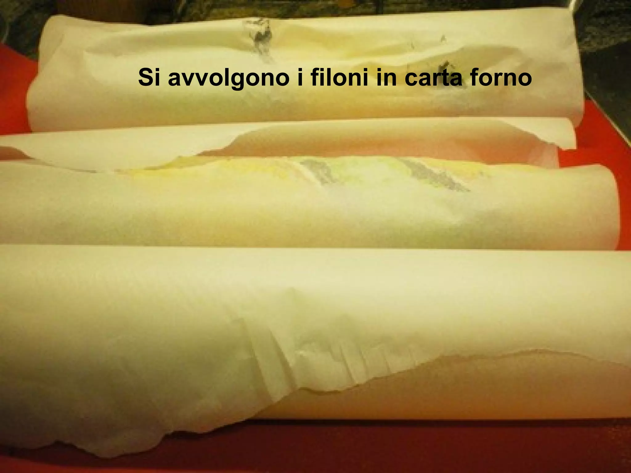 Si avvolgono i filoni in carta forno
 