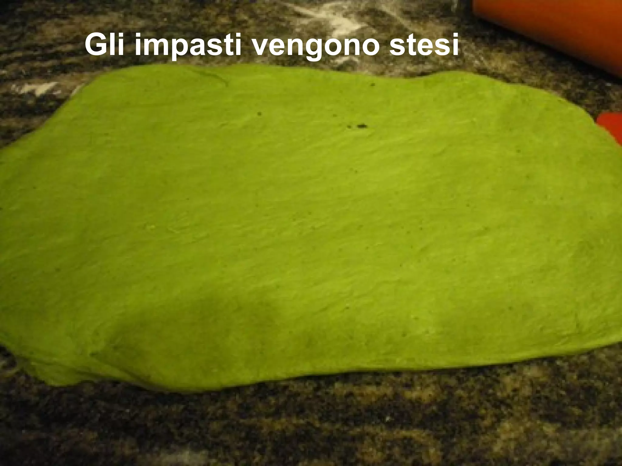 Gli impasti vengono stesi
 
