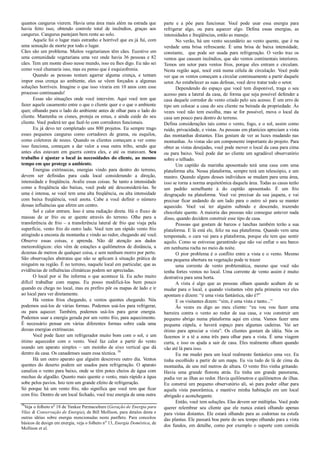 quantos cangurus vierem. Havia uma área mais além na estrada que
havia feito isso, obtendo controle total de incêndios, graças aos
cangurus. Cangurus pastejam bem rente ao solo.
Aquele foi o lugar mais estranho e horrível que eu já fui, com
uma sensação de morte por todo o lugar.
Cães são um problema. Muitos vegetarianos têm cães. Euestive em
uma comunidade vegetariana uma vez onde havia 36 pessoas e 82
cães. Tem um monte disso nesse mundo, isso eu lhes digo. Eu não sei
como você chamaria isso, mas eu penso que é esquizofrenia.
Quando as pessoas tentam agarrar alguma crença, e tentam
impor essa crença ao ambiente, eles se vêem forçados a algumas
soluções horríveis. Imagine o que isso viraria em 10 anos com esse
processo continuando!
Essas são situações onde você intervém. Aqui você tem que
fazer aquele casamento entre o que o cliente quer e o que o ambiente
quer, olhando para o lado do ambiente antes de olhar para o lado do
cliente. Mantenha os cisnes, proteja os emus, e ainda cuide do seu
cliente. Você poderá ter que fazê-lo com corredores funcionais.
Eu já devo ter completado uns 800 projetos. Eu sempre trago
esses pequenos cangurus como cortadores de grama, ou esquilos,
como coletores de nozes. Quando os clientes começam a ver como
isso funciona, começam a dar valor a essa outra tribo, sendo que
antes eles estavam em guerra contra eles, e até os matavam. Seu
trabalho é ajustar o local às necessidades do cliente, ao mesmo
tempo em que protege o ambiente.
Energias extrínsecas, energias vindo para dentro do terreno,
devem ser definidas para cada local considerando a direção,
intensidade e freqüência. Avalie essas coisas. Se tanto a intensidade
como a freqüência são baixas, você pode até desconsiderá-las. Se
uma é intensa, se você tem uma alta freqüência, ou alta intensidade
com baixa freqüência, você anota. Cabe a você definir o número
dessas influências que afetm um centro.
Sol e calor entram. Isso é uma radiação direta. Há o fluxo de
massas de ar frio ou ar quente através do terreno. Olhe para a
transferência de frio – a transferência lateral de frio que viaja pela
superfície, vento frio do outro lado. Você tem um rápido vento frio
atingindo a encosta da montanha e vindo ao redor, chegando até você.
Observe essas coisas, e aprenda. Não dê atenção aos dados
meteorológicos: eles vêm de estações a quilômetros de distância, a
dezenas de metros de qualquer coisa, e sem nenhum morro por perto.
São observações abstratas que não se aplicam à situação prática de
ninguém na região. É no terreno, naquele local em particular, que as
evidências de influências climáticas podem ser apreciadas.
O local por si lhe informa o que acontece lá. Eu acho muito
difícil trabalhar com mapas. Eu posso modificá-los bem pouco
quando eu chego no local, mas eu prefiro pôr os mapas de lado e ir
ao local para ver diretamente.
Há ventos frios chegando, e ventos quentes chegando. Nós
podemos usá-los de várias formas. Podemos usá-los para refrigerar,
ou para aquecer. Também, podemos usá-los para gerar energia.
Podemos usar a energia gerada por um vento frio, para aquecimento.
É necessário pensar em várias diferentes formas sobre cada uma
dessas energias extrínsecas.
Você pode fazer um refrigerador muito bom com o sol, e um
ótimo aquecedor com o vento. Você faz calor a partir do vento
usando um aparato simples – um moinho de eixo vertical que dá
dentro da casa. Os canadenses usam essa técnica. 18
Há um outro aparato que alguém descreveu outro dia. Ventos
quentes do deserto podem ser usados para refrigeração. O aparato
canaliza o vento para baixo, onde se têm potes cheios de água com
mechas de algodão. Quanto mais quente o vento, mais rápido a água
sobe pelos pavios. Isto tem um grande efeito de refrigeração.
Só porque há um vento frio, não significa que você tem que ficar
com frio. Dentro de um local fechado, você traz energia de uma outra
18
Veja o folheto no
18 de Yankee Permaculture (Geração de Energia para
Vilas & Conservação de Energia), de Bill Mollison, para detales desta e
outras idéias sobre energia mencionadas neste panfleto. Para conceitos
básicos de design em energia, veja o folheto no
13, Energia Doméstica, de
Mollison et al.
parte e a põe para funcionar. Você pode usar essa energia para
refrigerar algo, ou para aquecer algo. Defina essas energias, as
intensidades e freqüências, então as maneje.
No verão, há um vento secundário ao vento quente, que é na
verdade uma brisa refrescante. É uma brisa de baixa intensidade,
constante, que pode ser usada para refrigeração. O verão traz os
ventos que causam incêndios, que são ventos continentais interiores.
Temos um setor para ventos frios, porque eles entram e circulam.
Nesta região aqui, nocê está numa célula de circulação. Você pode
ver que os ventos começam a circular continuamente a partir daquele
setor. Ao estabelecer as suas defesas, você deve tratar todo o setor.
Dependendo do espaço que você tem disponível, traga o seu
acesso para a lateral da casa, de forma que seja possível defender a
casa daquele corredor de vento criado pelo seu acesso. É um erro de
tipo um colocar a casa do seu cliente na beirada da propriedade. Às
vezes você não tem escolha, mas se for possível, mova o local da
casa um pouco para dentro do terreno.
Defina considerações tais como o vento, fogo, e o sol, assim como
ruído, privacidade, e vistas. As pessoas em planícies apreciam a vista
das montanhas distantes. Elas gostam de ver as luzes mudando nas
montanhas. As vistas são um componente importante do projeto. Para
obter as vistas desejadas, você pode mover o local da casa para cima
ou para baixo. Você pode dar ao cliente um agradável observatório
sobre o telhado.
Um capitão da marinha aposentado terá uma casa com uma
plataforma alta. Nessa plataforma, sempre terá um telescópio, e um
mastro. Quando alguns desses indivíduos se mudam para uma área,
isso se torna a norma arquitetônica daquela área. Todas as casas terão
um padrão semelhante à do capitão aposentado. É um frio
desgraçado na plataforma. Você vai precisar da sua jaqueta, e vai
precisar ficar andando de um lado para o outro só para se manter
aquecido. Você vai ter alguém subindo e descendo, trazendo
chocolate quente. A maioria das pessoas não consegue antever nada
disso, quando decidem construir esse tipo de casa.
Pessoas que gostam de barcos e lanchas também terão a sua
plataforma. E lá está ele, feliz na sua plataforma. Quando vem uma
tempestade, o cara vai para a plataforma, porque ele tem que sentir
aquilo. Como se estivesse garantindo que não vai enfiar o seu barco
em nenhuma rocha no meio da noite.
O pior problema é o conflito entre a vista e o vento. Mesmo
uma pequena abertura na vegetação pode te trazer
uma corrente de vento problemática, mesmo que você não
tenha fortes ventos no local. Uma corrente de vento assim é muito
destrutiva para uma horta.
A vista é algo que as pessoas olham quando acabam de se
mudar para o local, e quando visitantes vêm pela primeira vez eles
apontam e dizem: “é uma vista fantástica, não é?”
E os visitantes dizem: “sim, é uma vista e tanto...”
Às vezes eu digo ao meu cliente: “eu vou vou fazer uma
barreira contra o vento ao redor de sua casa, e vou construir um
pequeno abrigo numa plataforma aqui em cima. Vamos fazer uma
pequena cúpula, e haverá espaço para algumas cadeiras. Vai ser
ótimo para apreciar a vista”. Os clientes gostam da idéia. Nós os
fazemos ir a té a zona três para olhar para a vista. É uma viagem
curta, e isso os ajuda a sair de casa. Eles realmente olham quando
vão até lá para isso.
Eu me mudei para um local realmente fantástico uma vez. Eu
tinha escolhido a partir de um mapa. Eu via tudo de lá de cima da
montanha, de uns mil metros de altura. O vento frio vinha gritando.
Havia uma grande floresta atrás. Eu tinha um grande panorama,
podia ver as ilhas ao redor. Havia quilômetros e quilômetros de ilhas.
Eu construí um pequeno observatório ali, só para poder olhar para
aquela vista panorâmica, e mantive minha habitação em um local
abrigado e aconchegante.
Então, você tem soluções. Elas devem ser múltiplas. Você pode
querer relembrar seu cliente que ele nunca estará olhando apenas
para vistas distantes. Ele estará olhando para as codornas na estufa
das plantas. Ele passará boa parte do seu tempo olhando para a vista
dos fundos, em detalhe, como por exemplo o suporte com comida
 