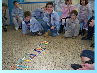 In quale case ci sono i numeri pari?
-La casa del 2
Prende le caramelle e ne da 1 ad una maestra
e una all’altra.
-……
-la casa del 5
Distribuisce una caramella per maestra…ma
alla fine una maestra “mangia” una caramella
in più…..

Il bambino riprende la caramella”contesa” e la
rimette nella casa del 5…ma a questo punto ci sono
due case dell’uno…allora prende una caramella dalla
casa del 6…a questo punto c’è di nuovo la casa del
5…
Alla fine sposta le 5 caramelle e dice che il numero
pari è il 6….

 