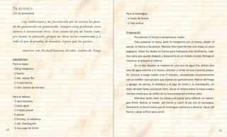 58 59
(12-15 personas)
	 «Soy valdiviana y mi fascinación por la cocina ha pasa-
do de generación en generación. Siempre estoy probando cosas
nuevas e inventando otras. Esta receta de pie de limón siem-
pre llama la atención, porque no lleva leche condensada y a
todo el que la prueba, le encanta. Espero que les guste».
Martita von Bischoffshausen, 64 años. Calera de Tango
Ingredientes
Para la masa:
- 100 g margarina
- 1 huevo
- 1 cda. azúcar flor
- 1 ½ taza harina
- 1 cdta. polvos de hornear
Para el relleno:
- ½ taza maicena
- 2 tazas agua
- 1 ½ tazas azúcar
- 4 yemas
- 2 limones, la ralladura
- 1 cda. mantequilla
- ⅓ taza jugo de limón
Pie de limón
Para el merengue:
- 4 claras de huevo
- ½ taza azúcar
Preparación
	 Precalentar el horno a temperatura media.
	 Para preparar la masa, batir la margarina con el huevo, añadir el
azúcar, la harina y los polvos. Mezclar bien para formar una masa un poco
pegajosa. Untar los dedos en harina para trabajarla más fácilmente. Usle-
rear para que quede delgada y disponerla en un molde circular. Refrigerar
mientras se prepara el relleno.
	 En un bol, disolver la maicena en una taza de agua fría; añadir otra
taza de agua caliente y el azúcar, revolver y verter en una cacerola peque-
ña. Cocinar a fuego medio unos 5 minutos, revolviendo constantemente
con un batidor manual para que espese sin apelotonarse. Retirar del fuego
y agregar las yemas, la ralladura y el jugo de limón y la mantequilla, sin
dejar de batir hasta incorporar bien. Vaciar el relleno sobre la masa cruda y
hornear hasta que las orillas de la masa empiecen a tomar color.
	 Mientras tanto, batir las claras y el azúcar para obtener un meren-
gue firme. Retirar el molde  del horno y cubrir el pie con el merengue.
Devolverlo al horno hasta que el merengue comience a dorarse. Sacar del
horno y dejar enfriar para servir.
 