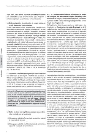 6
2012//34(2):01SAÚDEINFANTILSETEMBRO
Parecer jurídico sobre evicção das creches, jardins-de-infância, escolas e piscinas colectivas por virtude de doenças infecto-contagiosas
exigir, antes, era o referido documento para a frequência e não
para a inscrição, ou seja, devia nele constar que a criança não é
portadora de patologia que contraindique a frequência escolar.
6.5. Dinâmica legislativa da problemática da evicção escolar por
virtude das doenças infetocontagiosas
Por tudo o que deixamos exposto, podemos concluir o seguinte: o pro-
cesso dialético da evolução das condições epidemiológicas e os avan-
ços verificados nos campos da prevenção e da terapêutica das doenças
transmissíveis atrás indicado vai necessariamente continuar. Daí que se
possa afirmar que a problemática da «Evicção Escolar por Virtude de
Doenças Infetocontagiosas» não é de forma alguma estática, mas
antes dotada de uma dinâmica muita acentuada e própria, pelo que
a legislação sobre esta matéria terá necessariamente de estar em
permanente mutação.Aúltima, como vimos, remonta a janeiro de 1995.
Como curiosidade, aponte-se que a Região Autónoma dos Açores re-
gulava o instituto da evicção escolar no chamado Estatuto do Aluno,
aprovado pelo D. Legislativo Regional nº 22/2005/A, de 5 de agosto,
de forma diferente daquela como se encontra legislado no Continente
nos citados Decreto-Lei nº 89/77, alterado pelo Decreto-Lei nº 229/94,
e regulamentado pelo Decreto Regulamentar nº 3/95. Aproveitando o
ensejo de ter elaborado uma Proposta de Decreto Legislativo Regio-
nal, em dezembro/2006, de alteração àquele Estatuto do Aluno, intro-
duziu nele a evicção escolar nos precisos termos em que se encontra
atualmente regulamentada no Continente (veja-se o Decreto Legisla-
tivo Regional n.º 18/2007/A, D.R. 1ª Série, n.º 138, de 19 de julho de
2007 – art.ºs 53º a 55º).
6.6. Conclusões a extraírem-se do regime legal da evicção escolar
Face a tudo o que se deixa exposto e resulta do teor da consulta, o
Molusco Contagioso (MC) e as Conjuntivites tal como outra doença não
incluída no DR.3/95-27.01.95, pela sua natureza, não integram o catálo-
go das doenças infetocontagiosas constantes do Decreto Regulamentar
n.º 3/95, de 27 de janeiro, no qual se determina, com fundamento, a
retirada, ou seja, a evicção legal dos sujeitos nele mencionados.
Assim sendo, o Regulamento Interno de qualquer estabelecimento
de ensino público ou privado, a funcionar nos termos do D.L. n.º
553/80, de 21 de novembro – em que tal Regulamento é constituído por
normas emanadas ao abrigo de disposições de direito administrativo
(ibidem, art.ºs 31º, nºs 2 a 4 e 85º) – não pode integrar o Molusco
Contagioso ou outra doença não incluída no DR.3/95-27.01.95
como fundamento da evicção escolar nesse estabelecimento,
porque, se o fizer, é um Regulamento que enferma de vício de
violação de lei.
6.7. Modos de atacar esta ilegalidade ou atuação de quem deter-
minar a evicção com tal fundamento:
a) A Impugnação Judicial de Normas (ação administrativa especial
de Impugnação de Normas);
b) A Impugnação Judicial de Ato Administrativo (ação administrativa
especial de anulação de ato administrativo).
6.7.1. Se é um Regulamento Interno da escola pública ou privada
nas condições atrás mencionadas que prevê essa doença como
fundamento da evicção e esta é determinada com tal fundamento,
a primeira medida a tomar é a impugnação judicial das normas
ilegais desse Regulamento.
Os Regulamentos desta natureza enquadram-se naquilo a que a dou-
trina designa por Regulamentos Internos de Organização ou de Di-
reção. Quer dizer, estes Regulamentos ao mesmo tempo que normati-
zam as relações especiais de poder da Administração em relação aos
administrados, que são aqui os discentes, os docentes e funcionários
não docentes e, concomitantemente, os sujeitos passivos da evicção
escolar, e que estão, neste caso, sujeitos a uma especial dependência
face à Administração (Ministérios da Educação e da Saúde), porque es-
tão obrigados a observar e a cumprir as regras vigentes nesta matéria
e de subordinar o seu comportamento ao que o Regulamento Interno
determina. Assim, estes Regulamentos regem a organização, discipli-
na e funcionamento interno do serviço da escola ou outra instituição.
Contudo, é preciso acentuar que, na medida em que os Regulamentos
também condicionam a vida desses administrados fora da escola, ao de-
terminarem a evicção e a sua ida para casa, é um Regulamento Interno
mas com eficácia externa. Deste modo, os Regulamentos das escolas
ou outras instituições públicas não necessitam, para serem emanados,
de lei habilitante, porque se fundam no poder geral de direção, uma vez
que se está no âmbito de relações de hierarquia da Administração, ou
seja, fundam-se no poder administrativo de auto-organização ou de dire-
ção das entidades administrativas e dos seus dirigentes. Quer dizer, os
Regulamentos desta natureza, para serem editados, não necessitam de
expressas habilitações legais para o efeito.
Se o Regulamento Interno é de uma escola privada a funcionar nos ter-
mos do D.L. n.º 553/80, de 21 de novembro, a legitimidade da sua ema-
nação resulta do disposto no n.º 2 do art.º 33º, do citado diploma legal.
Todavia, qualquer destes Regulamentos Internos, apesar de estarem
legalmente habilitados a serem emitidos, o seu conteúdo normativo não
poderá violar outras normas de hierarquia superior, ou seja, o chama-
do «bloco da legalidade», constituído pelas leis constitucionais, as leis
comuns, os decretos-leis, os decretos regulamentares, os atos legisla-
tivos, os atos e os contratos administrativos e os princípios jurídicos.
Assim, se o Regulamento Interno de uma escola pública ou privada a
funcionar nas condições atrás indicadas incluir, como fundamento da
evicção escolar, por exemplo o Molusco contagioso está a violar as
leis constitucionais atrás indicadas e as disposições do Decreto Regula-
mentar n.º 3/95, de 27 de janeiro, que são normas de hierarquia superior.
A forma que o administrado-lesado tem de atacar tal Regulamen-
to Interno é requerer a impugnação judicial das suas normas ilegais
através da ação administrativa especial de Impugnação de Normas
prevista nos art.ºs 46º, n.º 2, al. c) e 72º e segs do Código de Processo
nos Tribunais Administrativos (CPTA), aprovado pela Lei n.º 13/2002,
de 19 de fevereiro e alterada pela Lei n.º 4-A/2003, de 19 de fevereiro
e pela Lei n.º 107-D/2003, de 31 de dezembro, que poderá requerer
no TribunalAdministrativo de Circulo competente, podendo cumular-se
em tal processo um pedido de condenação da Administração ao resta-
belecimento da situação que existiria se o ato da evicção não tivesse
sido praticado ou com um pedido de condenação da Administração à
 