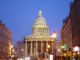 Le Panthéon Le Panthéon est un monument situé sur la Montagne Sainte-Geneviève, au cœur du quartier Latin de Paris. Construit à l'origine comme une église pour accueillir la châsse de sainte Geneviève, ce monument a maintenant vocation à accueillir les cendres de grands personnages ayant marqué l'histoire de France. Ses différentes destinations, sa décoration, ses inscriptions et ses symboles permettent de parcourir la lente et contrastée construction de la nation française.   