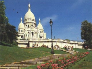 Sacr é -Coeur La basilique du Sacré Coeur à Paris se situe sur la butte Montmartre et domine la capitale. Sa construction débuta en 1875. La basilique du Sacré coeur demeure l'un des monuments les plus visités de Paris.   