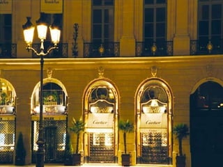 Place  Vendôme L a place Vendôme est réputée pour ses boutiques et hôtels de luxe (Cartier, le Ritz). Elle fût créée en 1698 lors d'un plan d'urbanisme. En son centre, se trouve la colonne Vendôme, monument parisien. La place Vendôme est une des places de Paris mondialement célèbre.   
