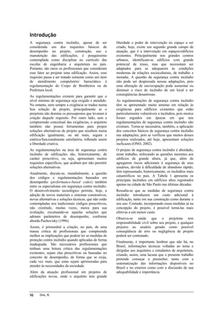 Introdução
A segurança contra incêndio, apesar de ser
considerada um dos requisitos básicos de
desempenho no projeto, construção, uso e
manutenção das edificações, é pouquíssimo
contemplada como disciplina no currículo das
escolas de engenharia e arquitetura no país.
Portanto, são raros os profissionais que consideram
esse fator ao projetar uma edificação. Assim, esse
requisito passa a ser tratado somente como um item
de atendimento compulsório/ burocrático à
regulamentação do Corpo de Bombeiros ou da
Prefeitura local.
As regulamentações existem para garantir que o
nível mínimo de segurança seja exigido e atendido.
No entanto, nem sempre a exigência se traduz numa
boa solução de projeto, principalmente se o
projetista não domina os pressupostos que levaram à
criação daquele requisito. Por outro lado, sem a
compreensão conceitual das exigências, o arquiteto
também não possui ferramentas para propor
soluções alternativas de projeto que resultem numa
edificação igualmente, ou até mais, segura e
estética/funcionalmente satisfatória, tolhendo assim
a liberdade criativa.
As regulamentações na área de segurança contra
incêndio de edificações são, historicamente, de
caráter prescritivo, ou seja, apresentam muitos
requisitos específicos, que acabam por não permitir
soluções alternativas.
Atualmente, discute-se, mundialmente, a questão
dos códigos e regulamentações baseados em
desempenho (performance-based codes) também
entre os especialistas em segurança contra incêndio.
O desenvolvimento tecnológico permite, hoje, a
adoção de novos materiais e sistemas construtivos,
novas alternativas e soluções técnicas, que não estão
contempladas nos tradicionais códigos prescritivos,
não existindo, muitas vezes, meios para sua
avaliação, excetuando-se aquelas soluções que
adotam parâmetros de desempenho, conforme
aborda Puchovisky (1996).
Assim, é primordial a criação, no país, de uma
massa crítica de profissionais que compreenda
melhor as implicações que podem ter as medidas de
proteção contra incêndio quando aplicadas de forma
inadequada. São necessários profissionais que
tenham uma leitura crítica das regulamentações
existentes, sejam elas prescritivas ou baseadas no
conceito de desempenho, de forma que se exija,
cada vez mais, que estas sejam aprimoradas para
atender às necessidades da sociedade.
Além da atuação profissional em projetos de
edificações novas, onde o arquiteto tem grande

98

Ono, R.

liberdade e poder de intervenção no espaço a ser
criado, hoje, existe um segundo grande campo de
atuação, que é a intervenção em espaços/edifícios
existentes. Principalmente nos grandes centros
urbanos, identificam-se edifícios com grande
potencial de reuso, mas que necessitam ser
adaptados para se adequarem às condições
modernas de relações socioculturais, de trabalho e
moradia. A questão da segurança contra incêndio
não pode ser desprezada nessas adaptações, pois
uma alteração de uso/ocupação pode aumentar ou
diminuir o risco de incêndio de um local e ter
conseqüências desastrosas.
As regulamentações de segurança contra incêndio
têm se apresentado muito amenas em relação às
exigências para edifícios existentes que estão
particularmente vulneráveis a incêndios, pois muitos
foram erguidos em épocas em que tais
regulamentações de segurança contra incêndio não
existiam. Torna-se necessária, também, a aplicação
dos conceitos básicos de segurança contra incêndio
nas adaptações, pois se verificou que muitos desses
projetos realizados, até hoje, apresentam soluções
ineficazes (ONO, 2002).
O projeto de segurança contra incêndio é abordado,
neste trabalho, enfocando as questões inerentes aos
edifícios de grande altura, já que, além de
agregarem riscos adicionais à segurança de seus
usuários, devido à dificuldade de abandono rápido,
têm representado, historicamente, os incêndios mais
catastróficos no país. A Tabela 1 apresenta os
principais incêndios em edifícios altos registrados
apenas na cidade de São Paulo nas últimas décadas.
Ressalta-se que as medidas de segurança contra
incêndio introduzem um custo adicional à
edificação, tanto em sua construção como durante o
seu uso. Contudo, incorporando essas medidas já na
concepção do projeto, é possível torná-las mais
efetivas a um menor custo.
Observa-se ainda que o projetista tem
responsabilidade civil sobre seu projeto, e qualquer
prejuízo ao usuário gerado como possível
conseqüência de erro ou negligência de projeto
poderá ser contestado.
Finalmente, é importante lembrar que não há, no
Brasil, informações técnicas voltadas ao tema e
dirigidas aos arquitetos e estudantes de arquitetura,
criando, assim, uma lacuna que o presente trabalho
pretende começar a preencher, tanto com a
sistematização das informações disponíveis no
Brasil e no exterior como com a discussão de sua
adequabilidade e importância.

 
