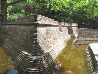 Para el divertimento y el juego de niños y grandes se levantó un fortín, con foso y cañones incluidos.  