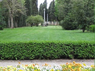 Paseo de los Duelistas Es llamado asi por que hay  dos esculturas que representan la distancia que separa a dos personas que se baten a muerte.  