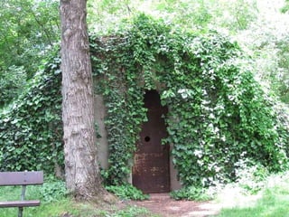 Este parque albergó el cuartel del General Miaja que doto al parque con túneles antiaéreos, en este refugio se decidió la rendición de Madrid y el final de la Guerra Civil.  
